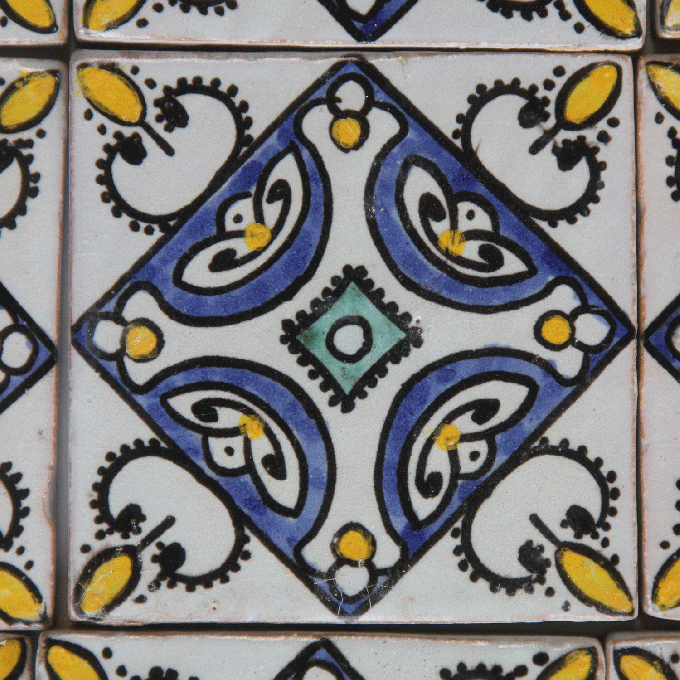 Hand painted tile Loubna
